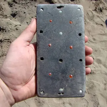 Un descubrimiento bastante curioso ocurrió en Rusia, un objeto al que le han apodado el "iPhone" fue descubierto en una tumba.