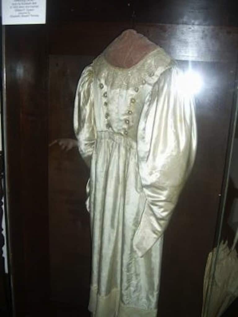 Muchos aseguran que en las noches de luna llena el vestido se mueve, como señal que el alma de Anna no descansa en paz… Los objetos del museo de los Warren y sus historias.