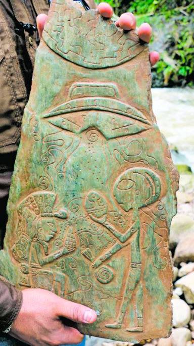 Mayas intercambiando ofrendas de seres de cabeza grande y alargada