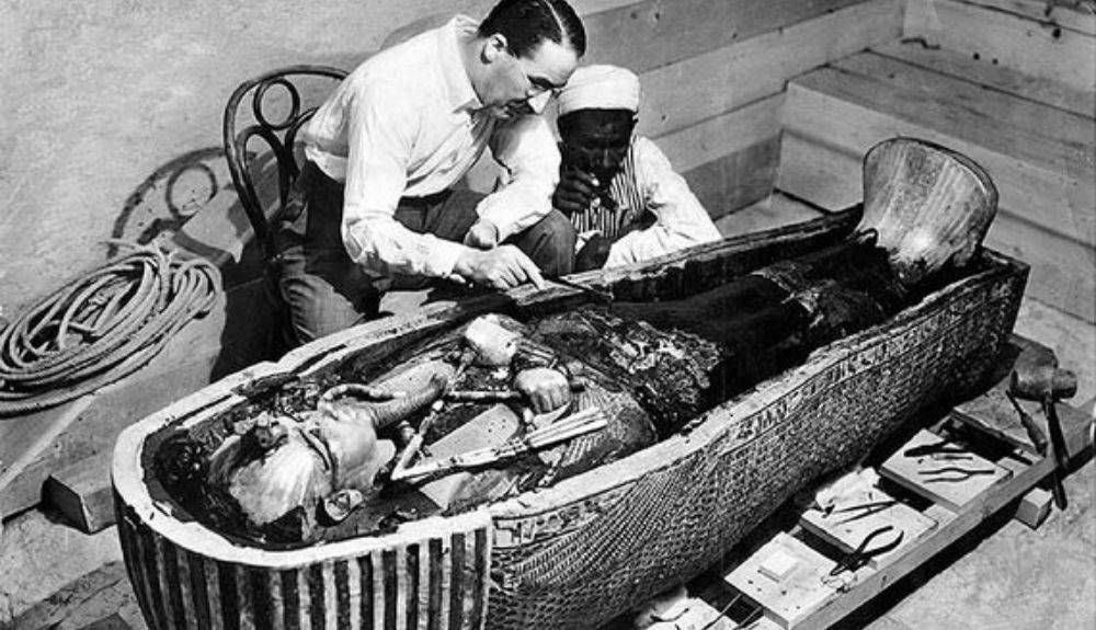 descubrio la tumba de tutankamon