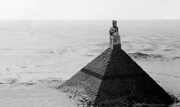 La pirámide negra de la meseta de Giza 2022-4