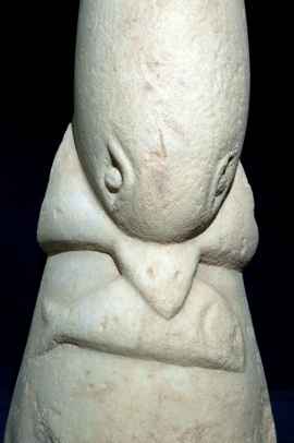 estatua delfin marmol gaza 2022