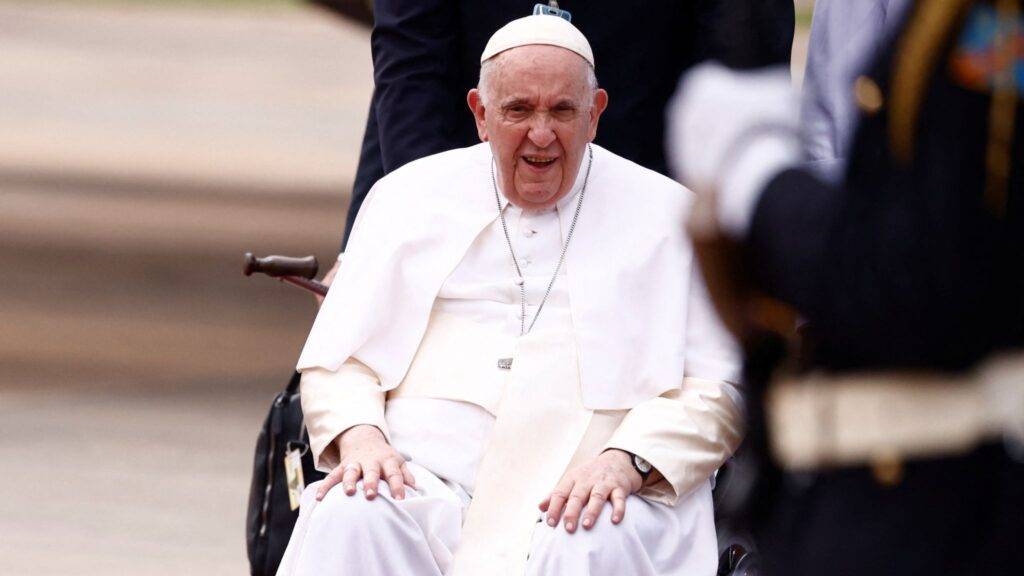 Papa Francisco hospitalizado por infección pulmonar: Actualización sobre su estado y tratamiento médico-2