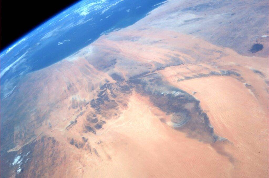Esta es la enigmática imagen que se presenta ante los exploradores que se aventuran en el desierto del Sahara. Conocido como el "Ojo del Sahara" o "El Ojo de África", este fenómeno natural ha capturado la atención de científicos, aventureros y curiosos de todo el mundo. 